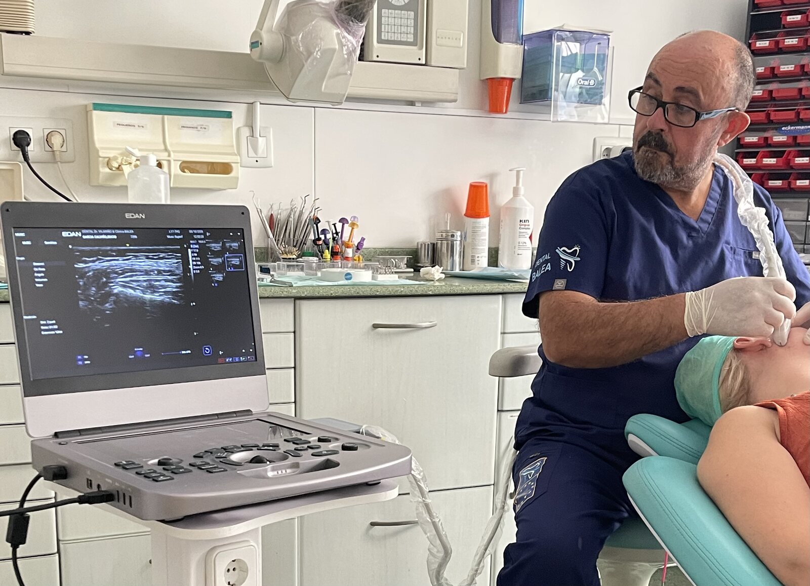 El Dr. Martínez realizando una ecografía de la articulación temporomandibular a una paciente